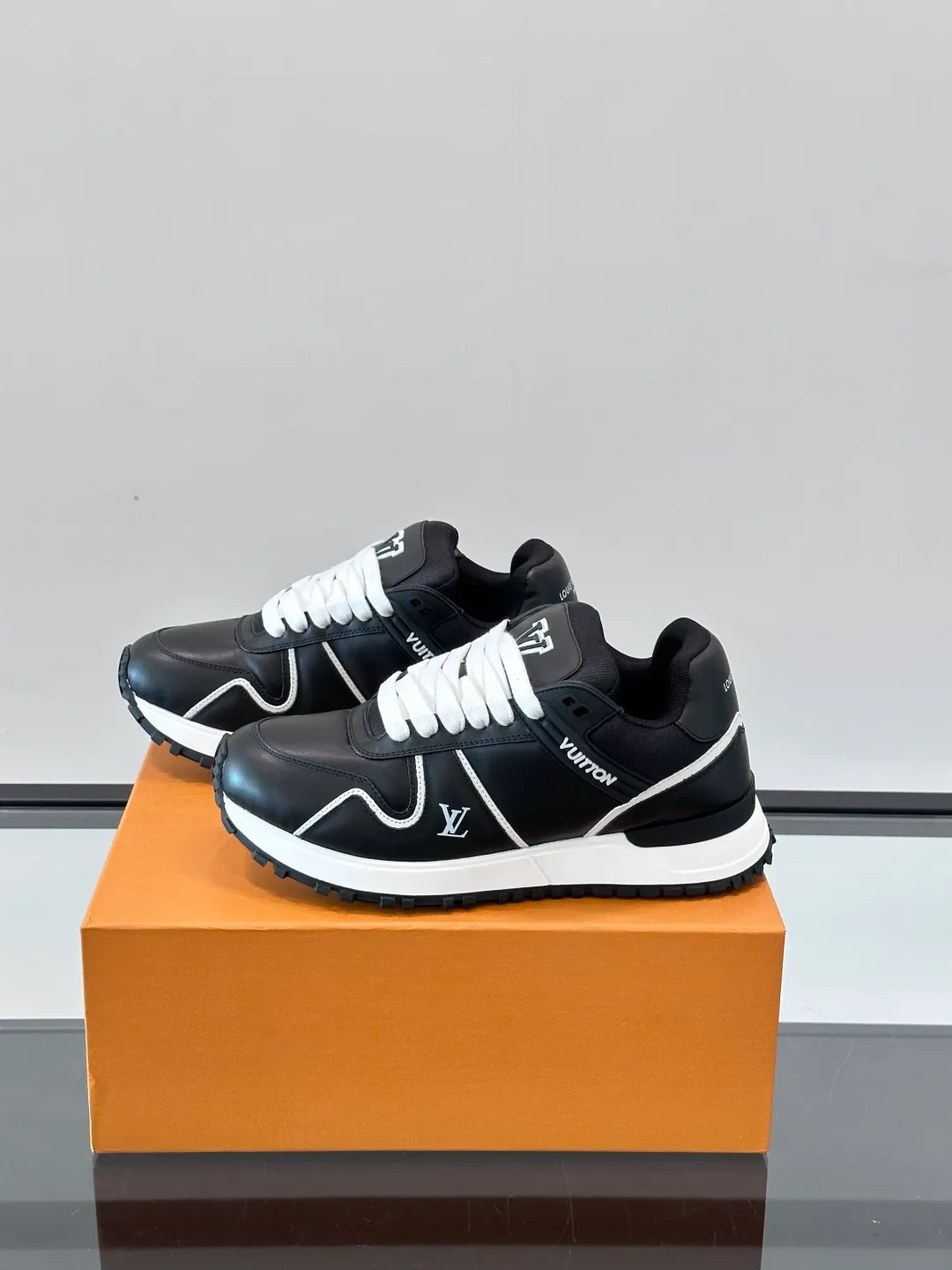 Men's Men's Shoes 💰p480 "＊OUIS ＊UITTO＊" sneakers debuted in the 2025 early autumn series, continuing the iconic design of Run Away sneakers in a large version. The smooth calfskin upper features contrasting LV lettering and Vuitton logos, while a lightweight rubber wedge outsole evokes running shoe construction. High level of comfort. Looks good, wears well and matches well. Worth buying🎶🎶🎶 size: 38-44 (45 customized)